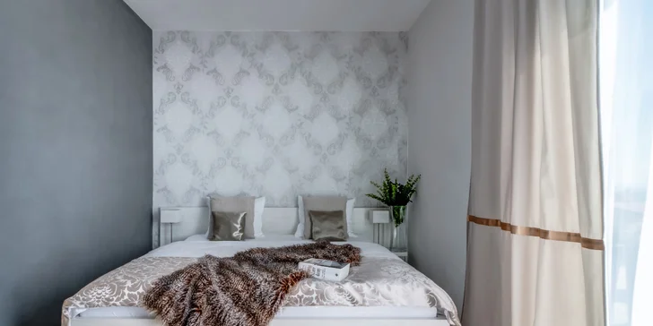 Součástí budovy butikových apartmá je i apartmá View**** - z jehož ložnice si můžete dopřát krásný výhled do údolí a na pohádkový Jičín.