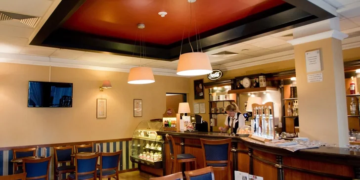 Hotelový bar a kaviareň Walzer má v ponuke kávu aj rôzne drinky.