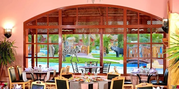 Je tu několik tematických restaurací a barů. 
