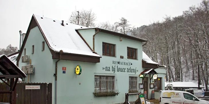 Na okraji Kunratického lesa se sice nepasou jeleni, ale zato tady leží restaurace Na tý louce zelený. 