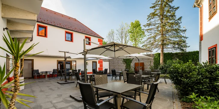 O jídlo se v residenci stará restaurace Terrace se stylovým dřevěným interiérem a velkými panoramatickými okny.