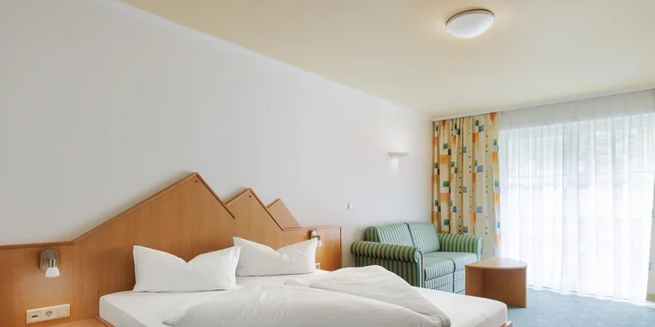 K pokoji Alpenrose náleží navíc balkon a vyspí se zde až čtyři osoby díky větší rozkládací pohovce. 