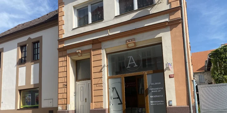 Salon najdete u Mírového náměstí v Lounech.
