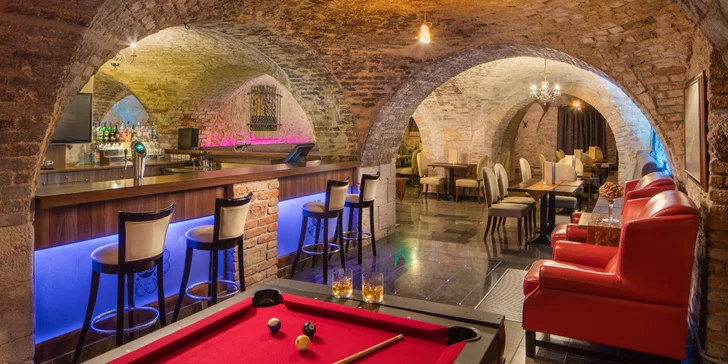 Nav­štívit můžete i Vinný bar Bohém, kde si užijete prostředí vinného sklípku s cihlovými klenbami, které je moderně zařízené.