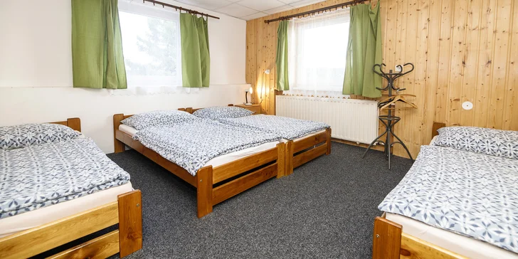 Pokoje v hotelu jsou jednoduše, ale funkčně zařízené.