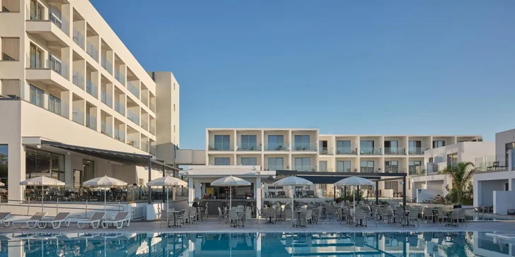 V rámci sportovních aktivit BLUEf!t® můžete vyzkoušet aqua fitness, pilates, relaxační cvičení, cviky na páteř či strečink, případně si zahrát kulečník. 