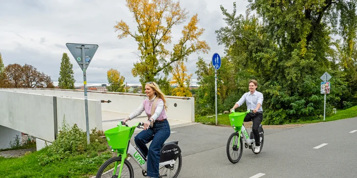 Pak naskočte na jedno z elektrokol Lime.