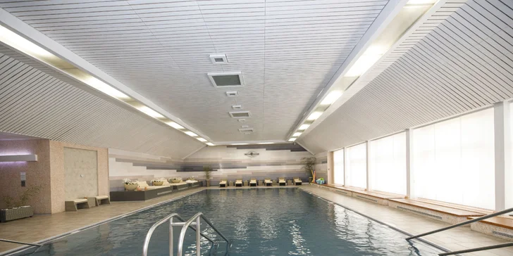 Ve wellness je bazén, sauna a vířivka. 
