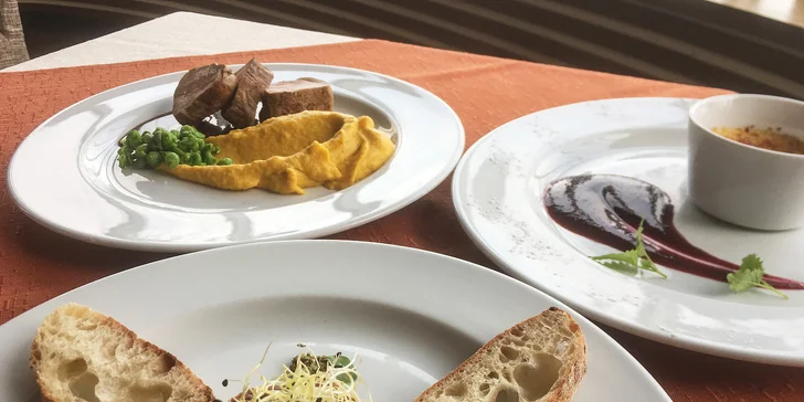 K večeři si vychutnáte degustační menu o třech chodech.