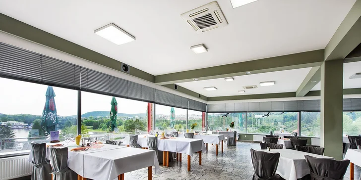 Z restaurace je krásný výhled na okolí.