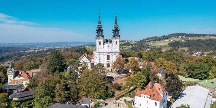 Navštívíte i místní zámek a dva kostely. 