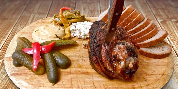 Prkno plné masa: více než kilové pečené koleno v Restauraci Pod Jasanem