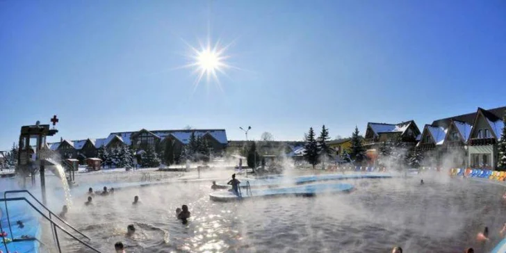 Celoročně otevřený bazén s geotermální vodou má teplotu 36–40 °C.
