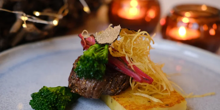 Jako hlavní chod se podává filet mignon s černým lanýžem. 