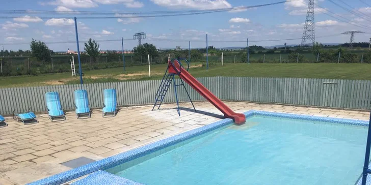 Ve sportovním areálu se můžete občerstvit: v nabídce jsou základní alko a nealko nápoje i jednoduché pokrmy. 