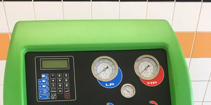 V myčce auto ručně umyjí, ošetří pneumatiky i plasty, naleští skla a vyčistí vnitřek auta včetně kufru.