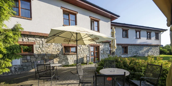 Okolo priehrady sa môžete previezť na šliapacom aute, ktoré požičiavajú priamo pri hoteli.