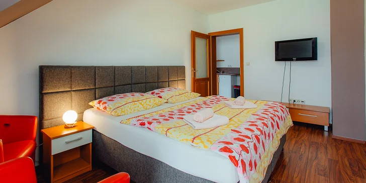V penzióne a nachádzajú izby vhodné pre dvojice, rodiny s deťmi a k dispozícii je aj apartmán.