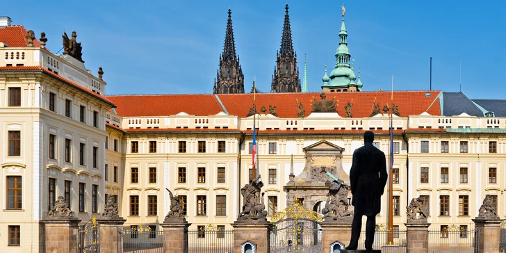 Během jízdy budete moci obdivovat nejvýznamnější památky Starého a Nového Města, Malé Strany a Židovského města.