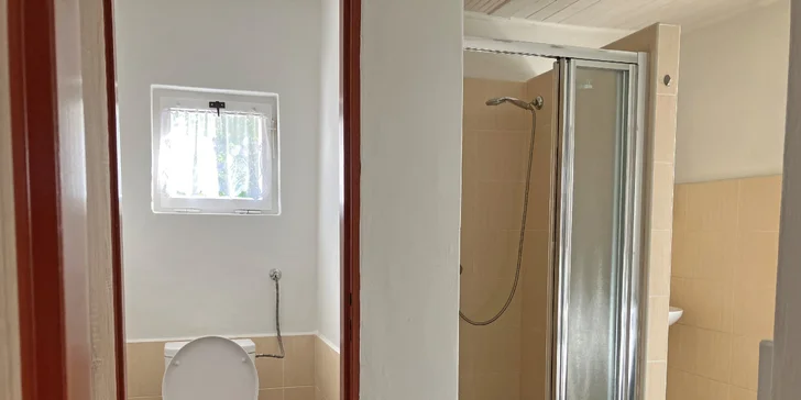 Nechybí koupelna se sprchou a toaletou.