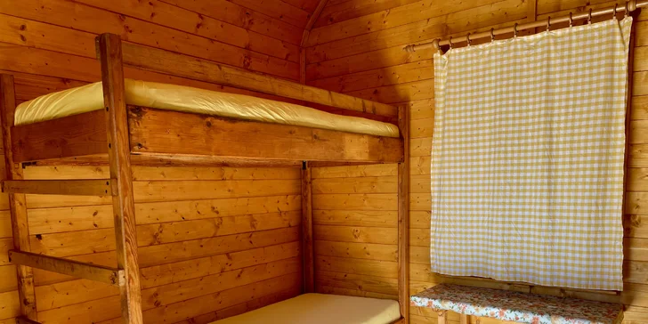 V nabídce kempu je 10 čtyřlůžkových chatek. Každá je vybavena dvěma patrovými postelemi s matracemi, stolkem, dvěma skříněmi a elektrickými zásuvkami.