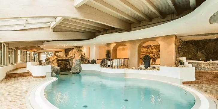 Ve wellness najdete bazén, vířivku a sauny.