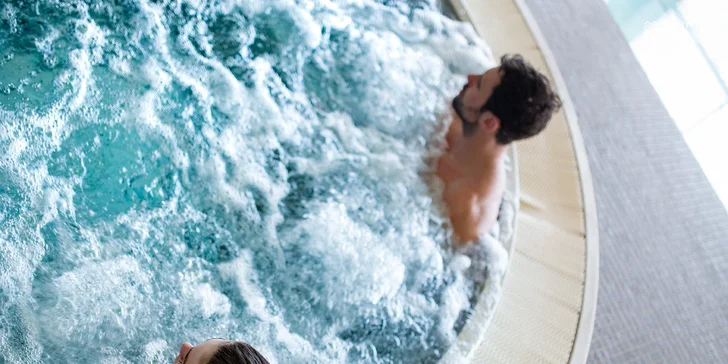 Je tu celkem 12 vnitřních a venkovních bazénů, k tomu atrakce, jacuzzi a tobogány. 