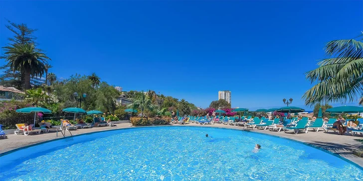 Srdcem zahrady je venkovní bazén s lehátky, kde díky stabilnímu klimatu severního Tenerife kvete vegetace po celý rok. 
