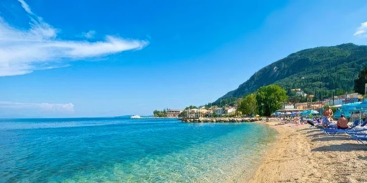Pláž je od hotelu doslova pár kroků (přes pobřežní komunikaci).