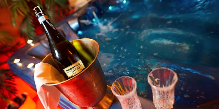Naložte se do vířivky třeba jen se svým partnerem, k pohodě dopomůže i lahev Prosecca.