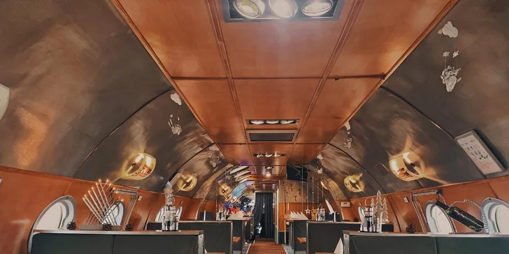 V ceně máte také 10 % slevu do Air Restaurant, která je vybudovaná v již nefunkčním letounu. 