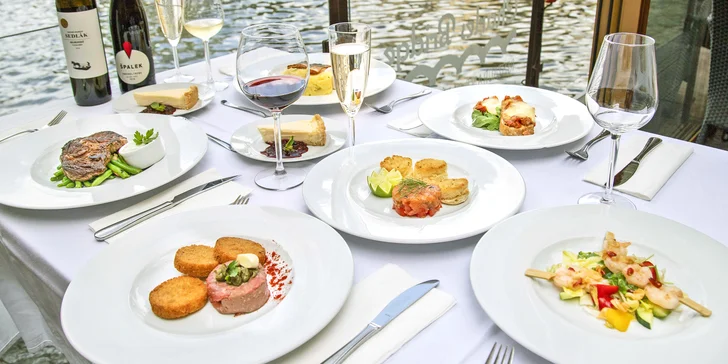 4chodové menu pro dva s výhledem na Karlův most: tataráček, rib eye nebo losos, cheesecake a víno