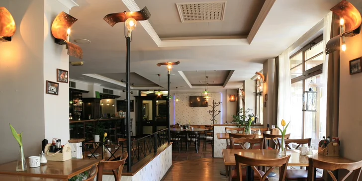 Ve stylové restauraci Mincovna se podávají bufetové snídaně a tříchodové nebo bufetové večeře.
