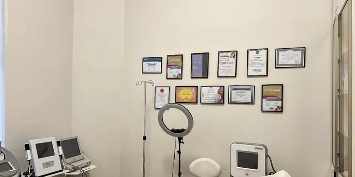 Na místě lze zakoupit profesionální dermokosmetiku pro domácí péči, která prodlouží efekt klinických ošetření.