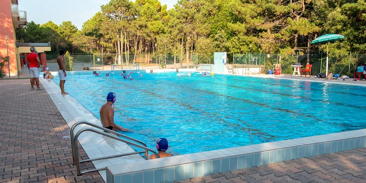 Hotel má vlastní aquapark s tobogány a dvěma bazény.