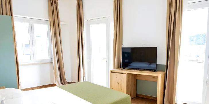 Vybírat můžete ze standardních pokojů v centrální budově Duna Sole s balkonem či terasou i stylové Cottage v bungalovy, které mají vlastní patio. 