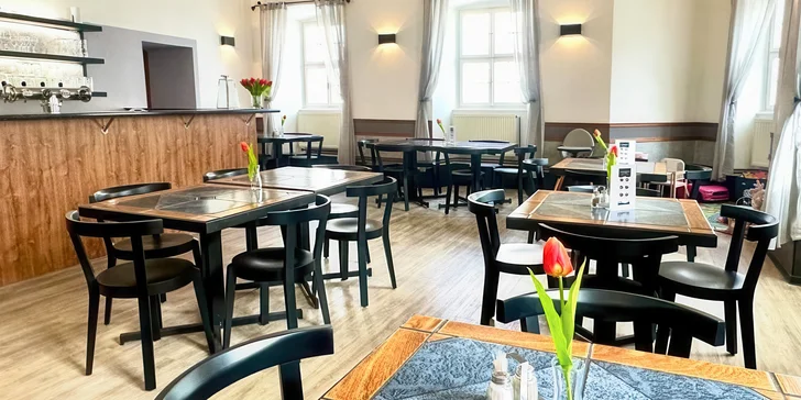 Restaurace je zaměřená na českou klasiku, ale v menu najdete i moderní lahůdky. 