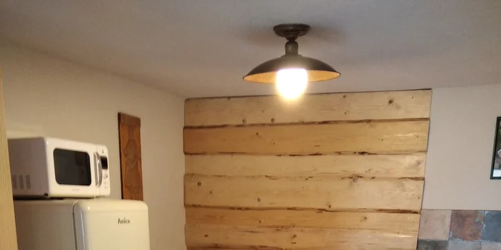V kuchyni máte k dispozícii elektrickú rúru, indukčnú varnú dosku, toastovač, mikrovlnnú rúru, rýchlovarnú kanvicu aj chladničku