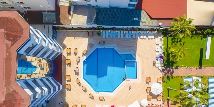 Polohu hotelu ocení všichni, kdo chtějí být v centru dění a přitom si užívat každodenní koupání v tyrkysovém moři nebo hotelovém bazénu.
