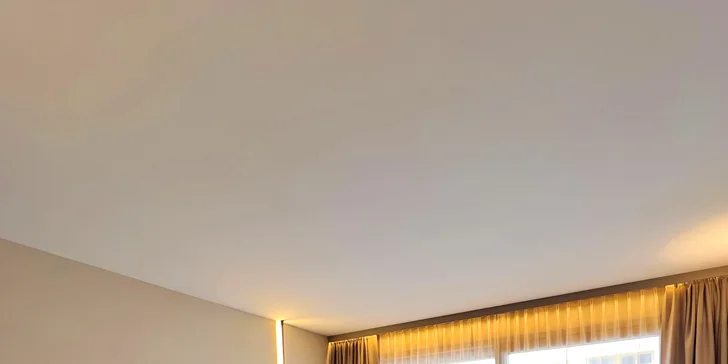 Hotelové izby dýchajú minimalistickým dizajnom, ktorý však miestnostiam neuberá na útulnosti.