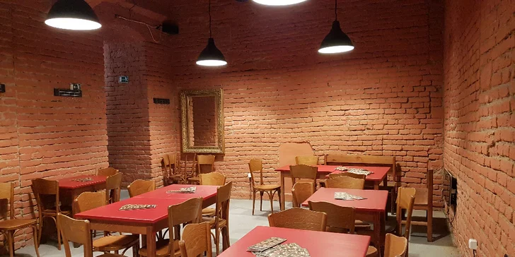 Na talíři vám přistane velikán Tower burger s dvojitou porcí masa, vajíčkem a dalšími dobrotami, belgické steakové hranolky a tatarka nebo kečup.