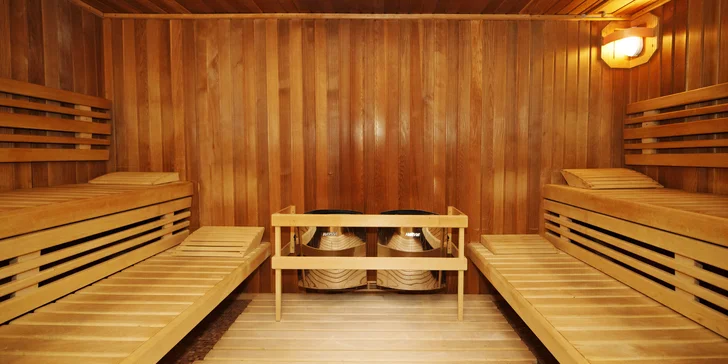 Ve wellness centru najdete finskou, parní, aromatickou i solnou saunu, Kneippův chodník, tepidárium i relaxační bazének se slanou vodou.  