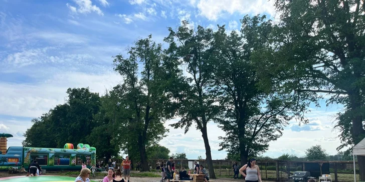 Zaparkovat se dá na parkovišti přímo u parku, a to zdarma.