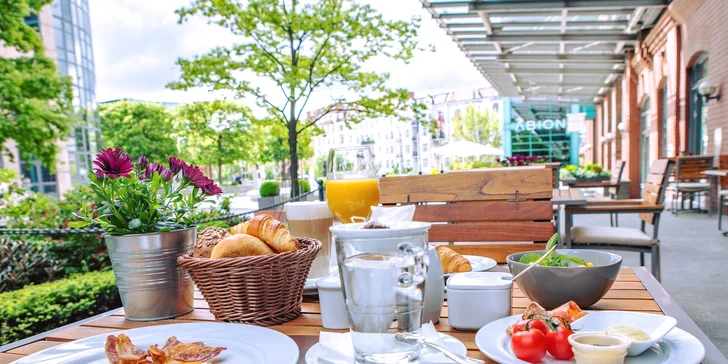 Každé ráno si pochutnáte na bufetové snídani v restauraci Alte Meierei, která se nachází v přízemí hotelu.