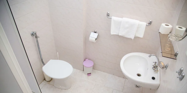 Součástí každého pokoje je i koupelna se sprchovým koutem a WC.