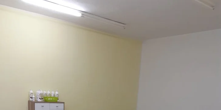 Ši­kovné ruce masérky vyhledávají zatuhlá místa a navrací jim energii. 