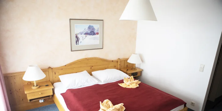 Z balkóna izby uvidíte na mesto. Súčasťou vybavenia je kúpeľňa so sprchovacím kútom a WC, LED TV, trezor, rádio a pripojenie na Wi‑Fi zdarma.