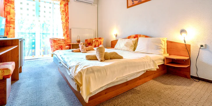 V přízemních pokojích si posedíte na terase a ty v patře mají balkon.