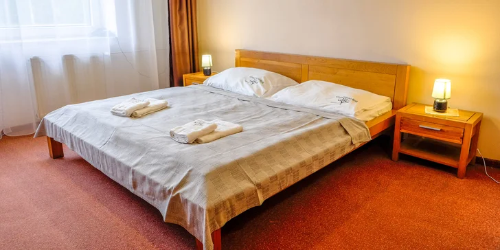 Ubytovaní budete ve dvoulůžkovém pokoji nebo apartmánu.
