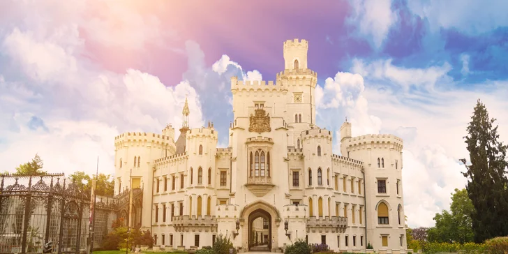 Hluboká nad Vltavou patří k nejkrásnějším českým zámkům. Užijte si tu romantickou dovolenou v páru. 